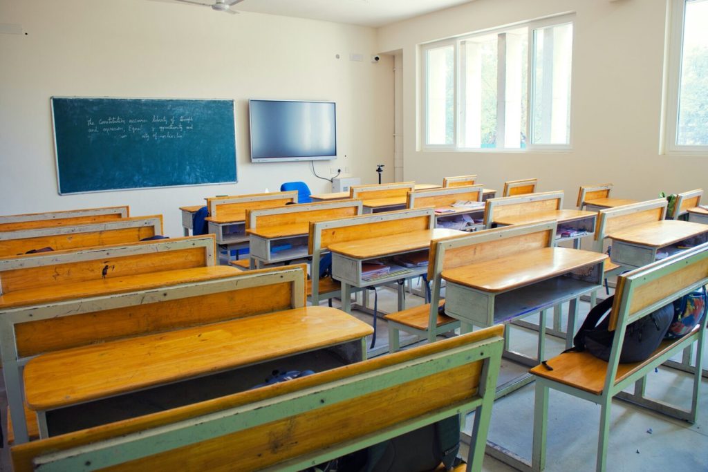 Aula scolastica vuota con banchi di legno e lavagna, scuola a Torino