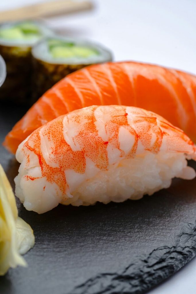 Verme nell’ostrica al sushi di Corciano, il video diventa virale: la spiegazione dei titolari Sushi nigiri giapponese