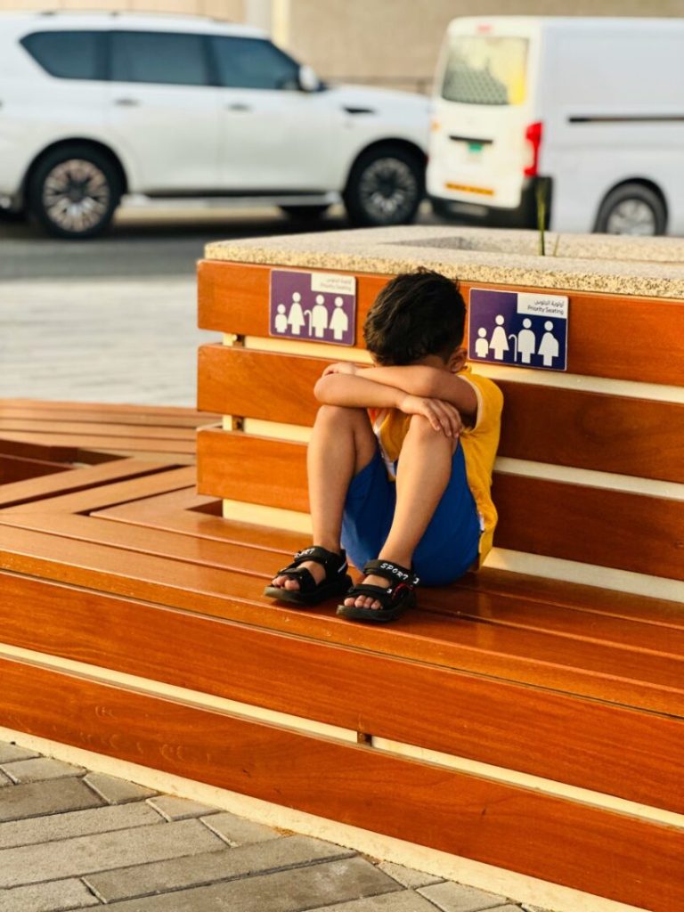 Bambino di 9 anni trovato da solo a Monza, intervento della polizia locale dopo la segnalazione dei gestori di un bar