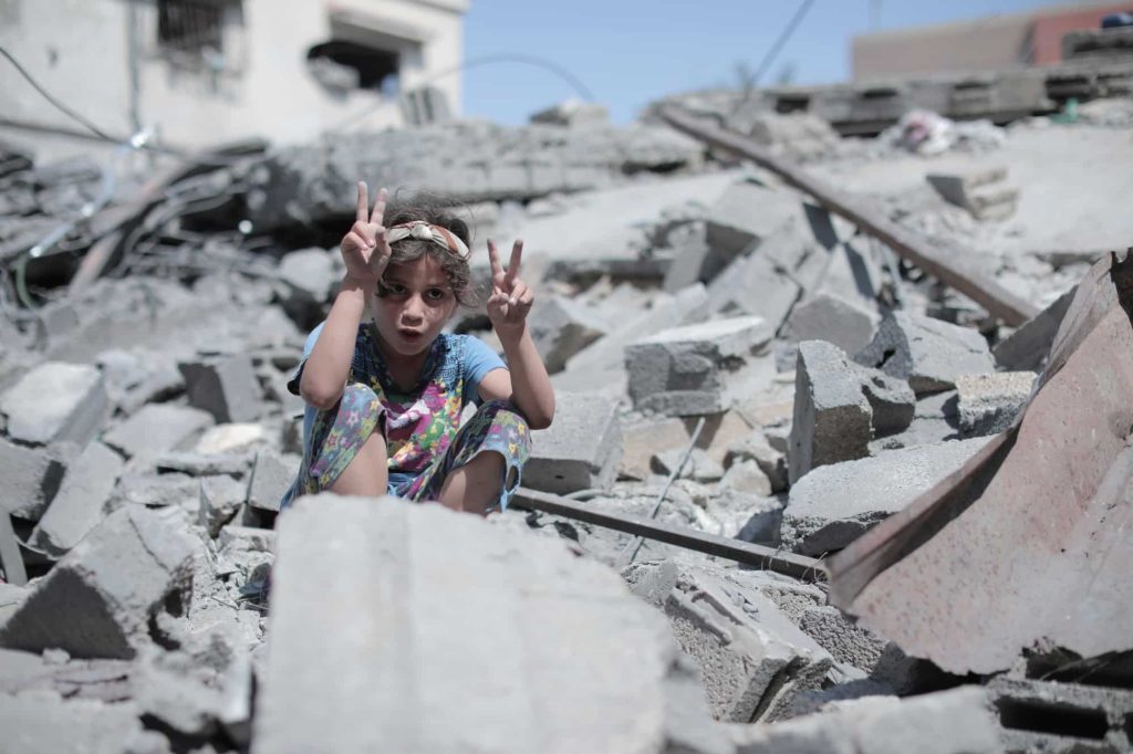 Gaza, la Commissione d’inchiesta ONU conclude che Israele ha commesso genocidio: cosa dice il rapporto Bambina tra le macerie a Gaza dopo i bombardamenti