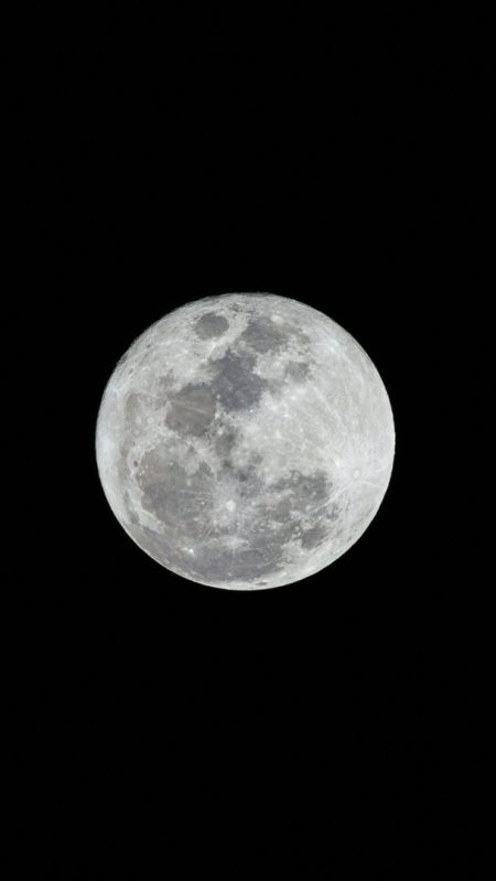Luna piena nel cielo notturno per oroscopo del giorno 28 settembre 2025