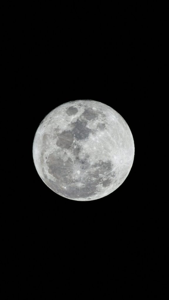 Oroscopo del 28 settembre 2025: le previsioni dal Toro ai Pesci Luna piena nel cielo notturno per oroscopo del giorno 28 settembre 2025