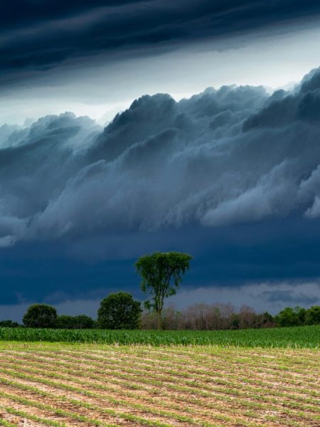 Nuvole temporalesche minacciose sopra i campi in Italia, previsioni meteo del giorno