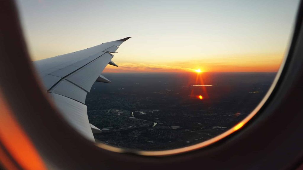 Dove andare in Europa a settembre: cinque città tra arte, panorami e tradizioni Aereo in volo al tramonto visto dal finestrino – Oiusho