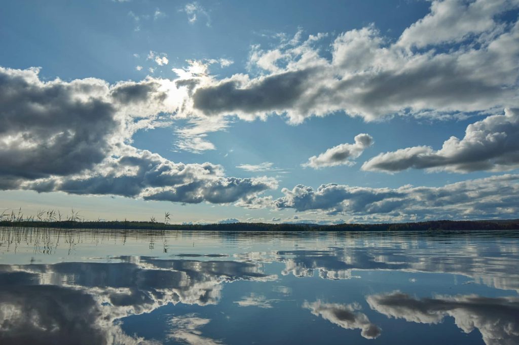 Meteo di oggi, 14 settembre 2025: le previsioni in Italia Lago con cielo nuvoloso e riflessi sull’acqua – Oiusho