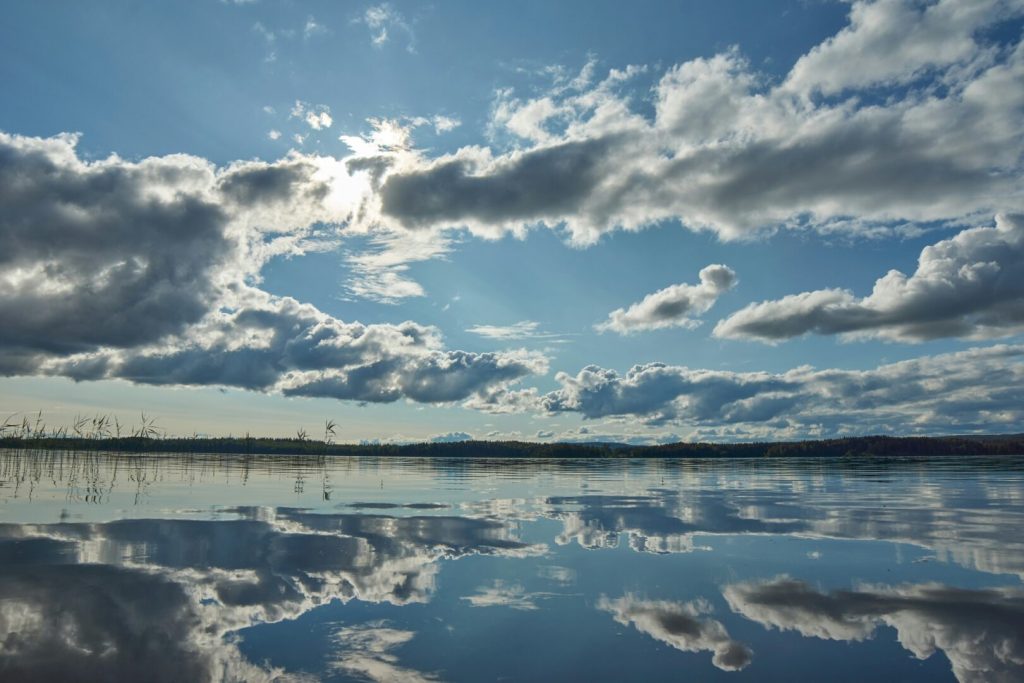 Lago con cielo nuvoloso e riflessi sull’acqua – Oiusho