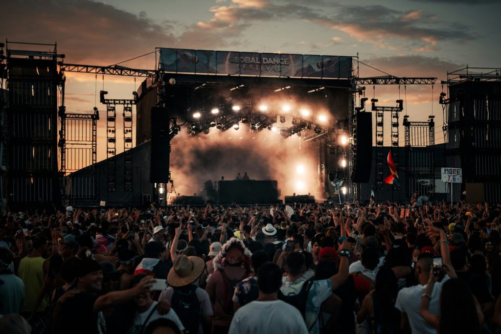 Musica a settembre 2025: nuove uscite e tour annunciati per il 2026 Festival musicale dal vivo con palco illuminato e folla di spettatori