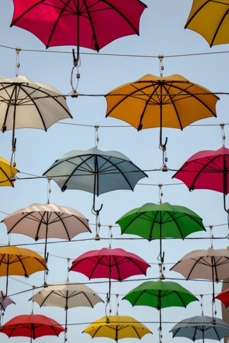 ombrelli colorati simbolo del meteo variabile in Italia 22 settembre 2025