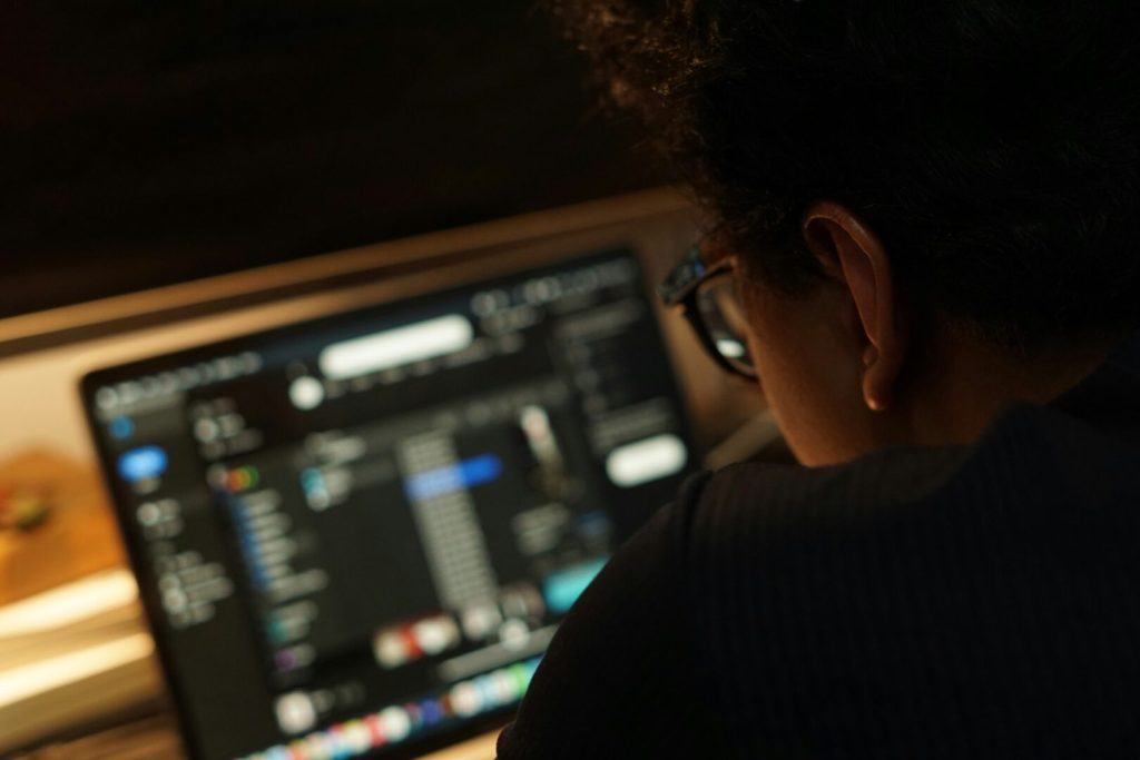 ricercatore lavora con intelligenza artificiale al computer