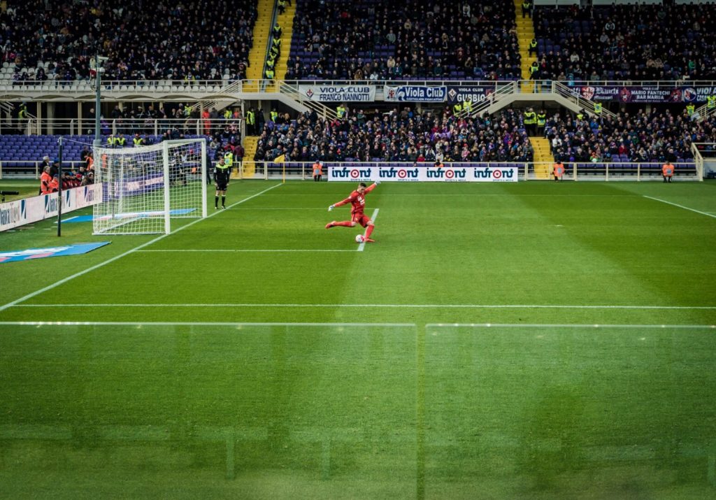 Portiere durante rinvio dal fondo in partita di Champions League
