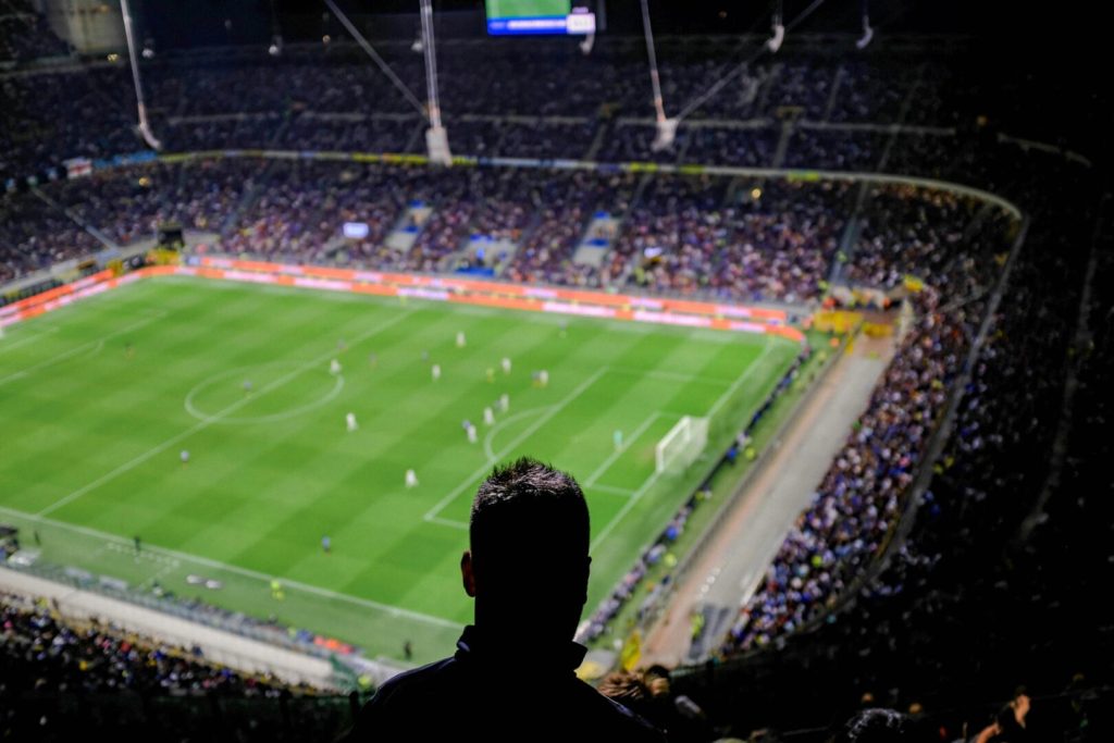 Risultati Serie A oggi: Inter torna a vincere, Juventus rallenta – Oiusho stadio pieno Serie A 2025 con tifosi e partita in corso