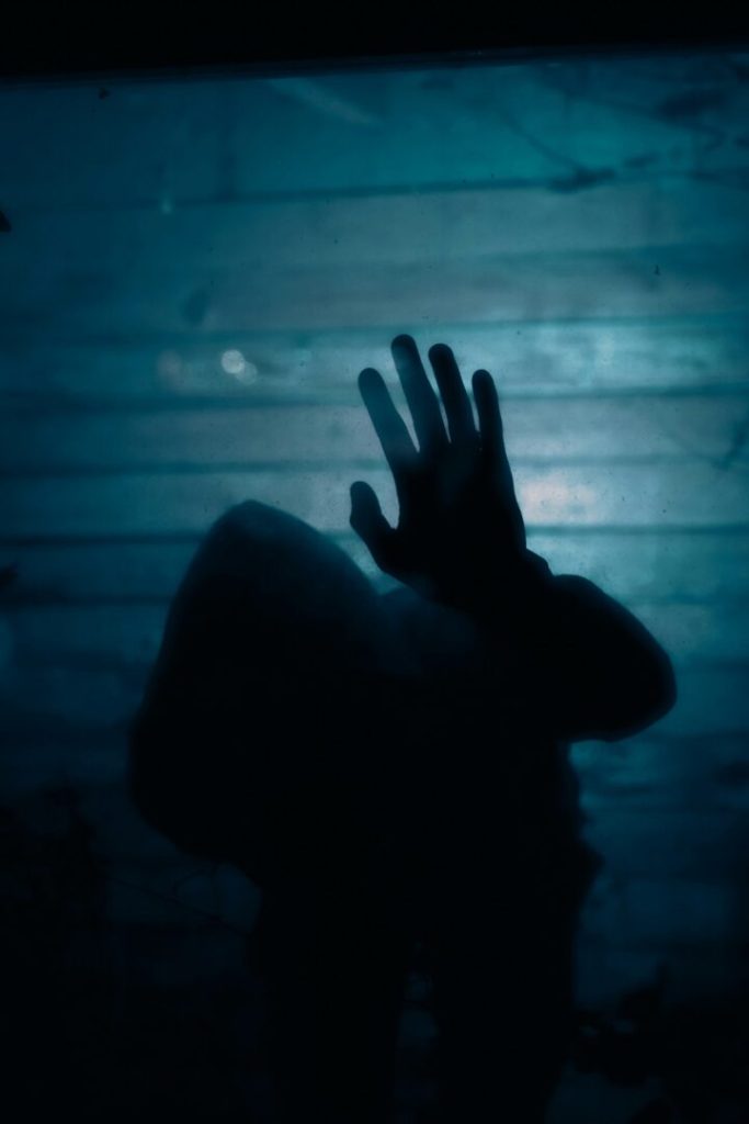 Casa di Belzebù a Cefalù: il mistero della dimora maledetta Silhouette di una mano dietro un vetro, simbolo del mistero della Casa di Belzebù a Cefalù