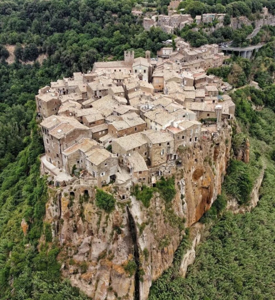 Calcata, il borgo delle streghe: storia, leggende e misteri Veduta aerea di Calcata, il borgo delle streghe in provincia di Viterbo, famoso per leggende e misteri