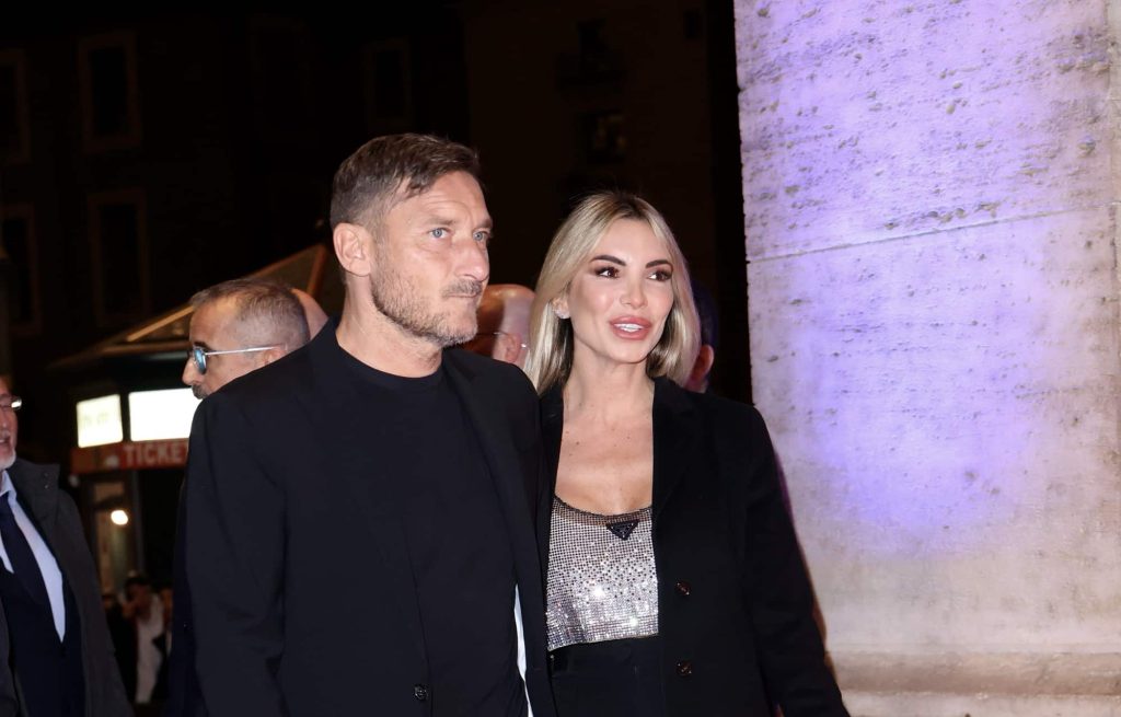Francesco Totti e Noemi Bocchi, anniversario a Roma: la serata romantica Coppia di personaggi famosi sul red carpet – Oiusho