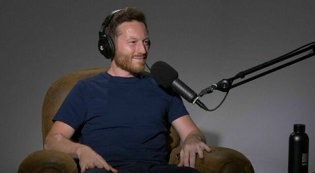 One More Time, la nuova stagione parte dalla storia di Simone Bilardo e dei suoi due tumori Uomo che parla al microfono durante un podcast – Oiusho