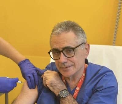 Influenza 2025-2026: cosa indicavano i 16 milioni di casi e le raccomandazioni sui vaccini Medico italiano con camice e occhiali – Oiusho