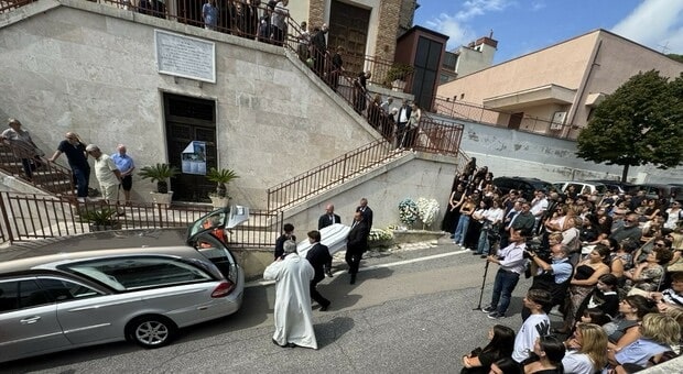 Paolo Mendico, bullismo e indagini: quattro ragazzi indagati per stalking, accertamenti ancora aperti Funerale di Paolo a Santi Cosma e Damiano, il feretro bianco portato fuori dalla chiesa tra familiari e comunità in lutto