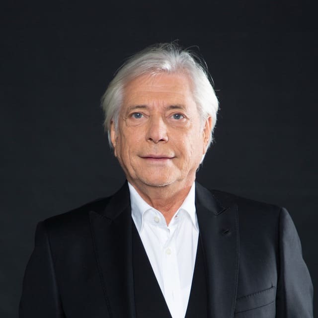 Nino D’Angelo ricorda Paolo: «Perdonaci se non abbiamo saputo aiutarti» Nino D’Angelo in un ritratto elegante su sfondo scuro