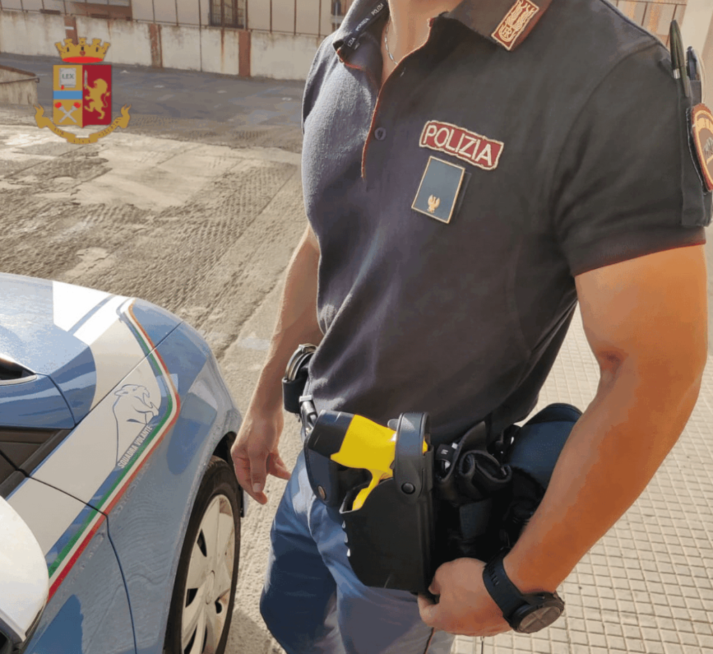 Agente di polizia con taser in dotazione a Reggio Emilia