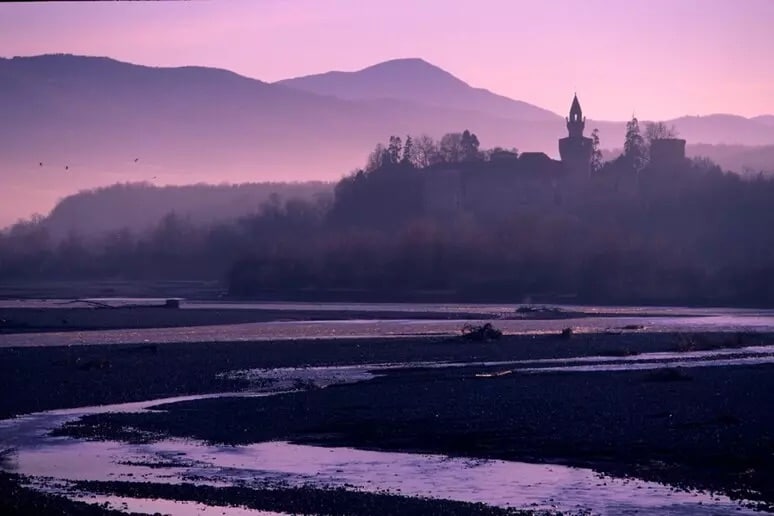 Castello di Rivalta: il luogo del cuore di Giorgio Armani tra memoria e radici Veduta panoramica del Castello di Rivalta al tramonto con le colline della Valtrebbia