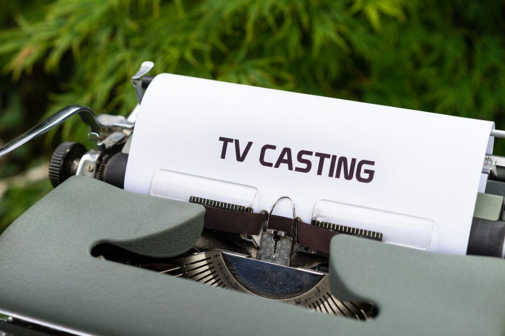 Come partecipare ai programmi Rai e Mediaset: guida completa per candidarsi e farsi notare Studio televisivo Rai e Mediaset con luci e pubblico, simbolo dei casting tv italiani.