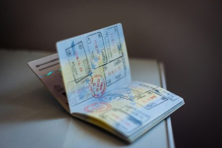 Cosa mettere in valigia: la checklist definitiva – Oiusho Passaporto, mappa e accessori da viaggio su tavolo