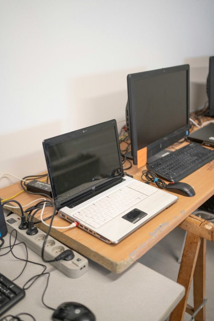 Tecnologie emergenti: calcolo quantistico, 6G e IA tra ricerca e applicazioni Postazione tecnologica con laptop e monitor simbolo delle tecnologie emergenti 2025
