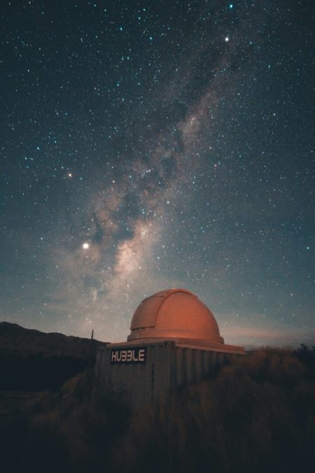 osservatorio Hubble sotto un cielo stellato con la Via Lattea visibile