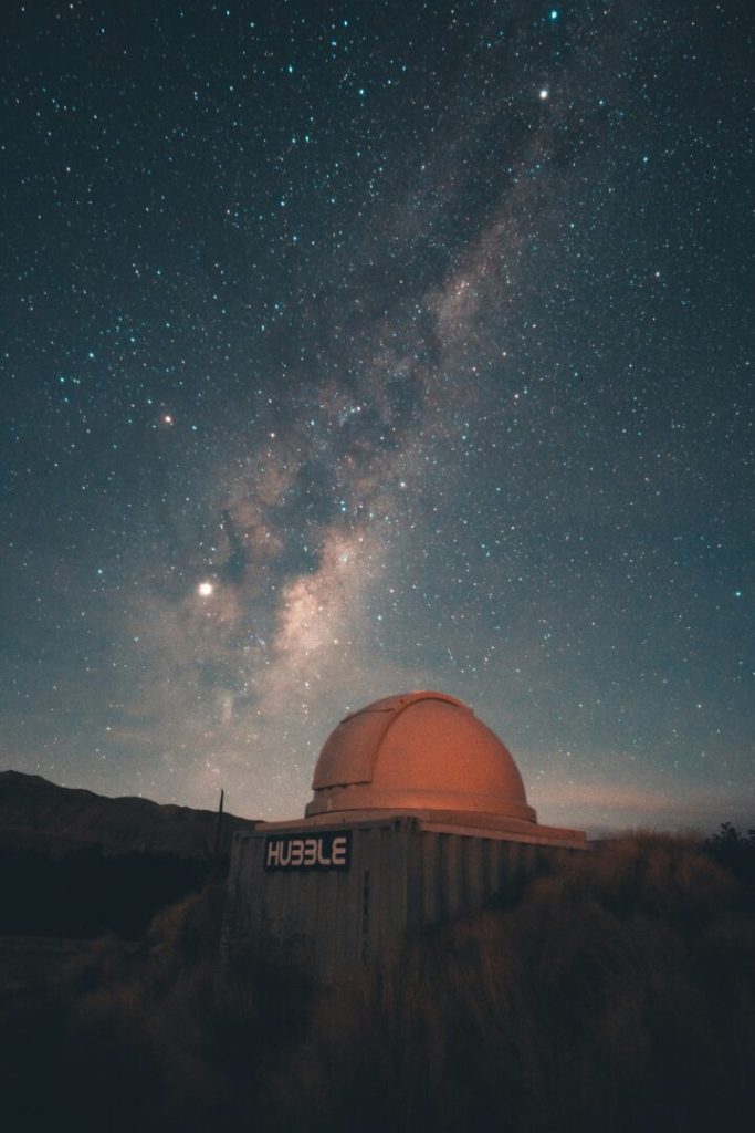 Oroscopo del Giorno: previsioni 1 ottobre 2025 – Oiusho osservatorio Hubble sotto un cielo stellato con la Via Lattea visibile