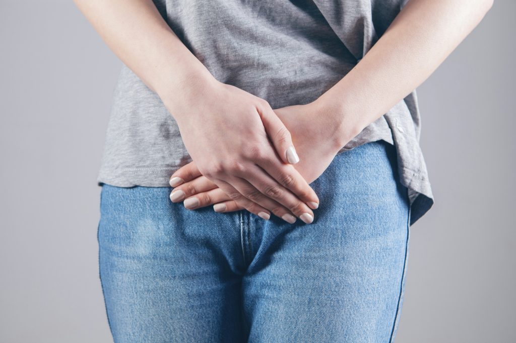 Influenza intestinale: sintomi, durata, reidratazione e quando chiedere aiuto Donna con mal di pancia e sintomi di influenza intestinale, illustrazione concettuale della gastroenterite virale.