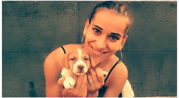 Elena, 26 anni: il 60° suicidio in carcere del 2025 riaccende i riflettori su Sollicciano Giovane donna sorride mentre tiene in braccio un cucciolo di cane