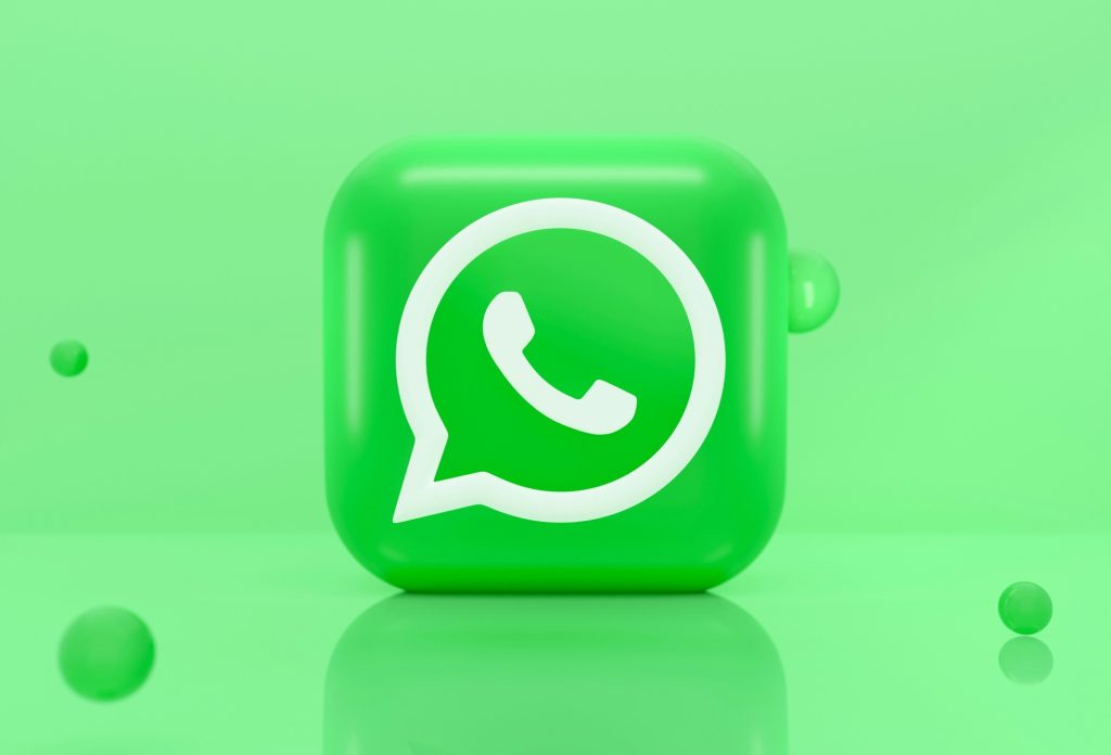 Come capire se qualcuno ti spia su WhatsApp: controlli, segnali e cosa fare subito Utente controlla la privacy su WhatsApp per verificare se qualcuno accede al proprio account.