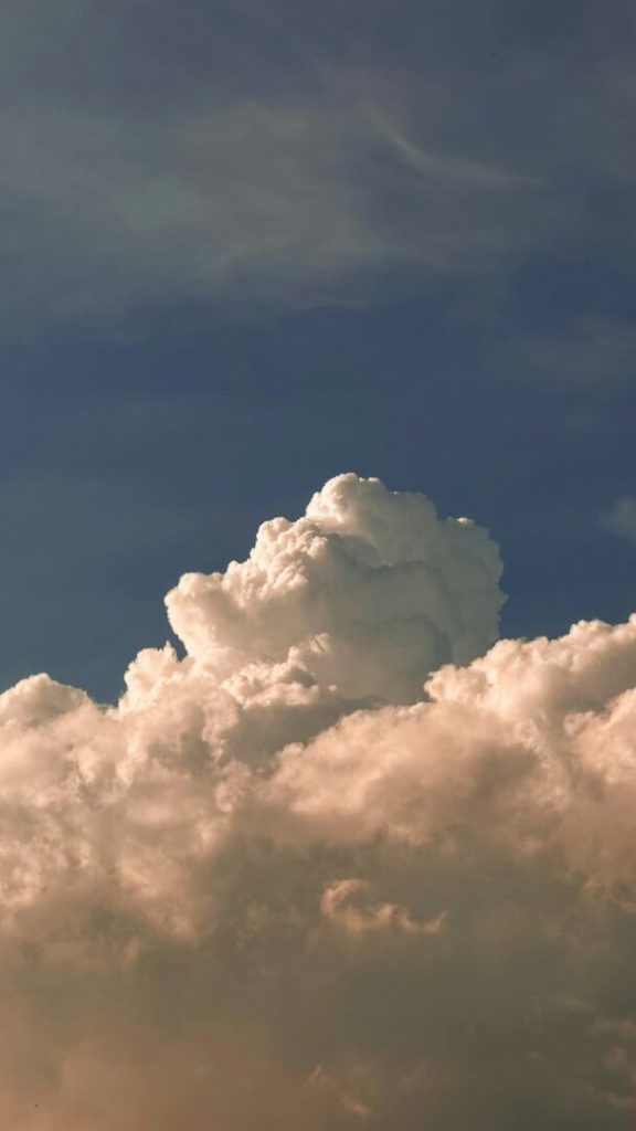 Cielo con nuvole bianche e scure simbolo di cambiamento meteo