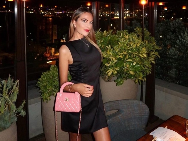 Femminicidio a Milano: Pamela Genini uccisa a coltellate dal compagno, poi lui tenta il suicidio Pamela Genini vittima femminicidio Milano 2025