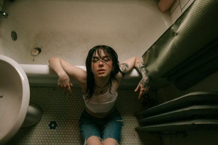 Stufetta elettrica e asciugacapelli in un bagno domestico, simbolo dei rischi elettrici da prevenire per evitare folgorazioni.