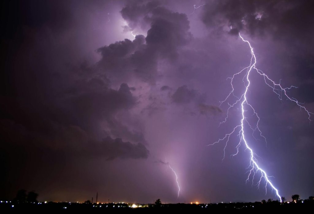 Meteo Italia 24 ottobre: sole e schiarite al Centro-Sud, nubi e vento al Nord Mappa meteo dell’Italia con sole e nubi al Nord e Centro, simboli di vento e temperature miti per il 24 ottobre 2025
