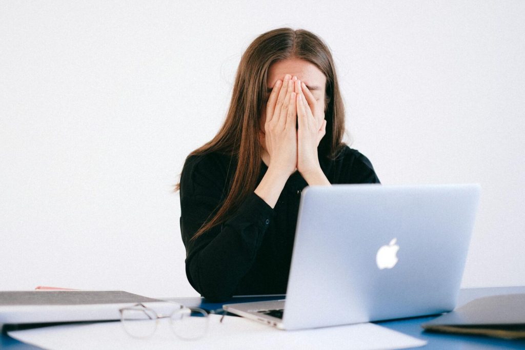 Ansia quotidiana: strategie pratiche, limiti e quando chiedere aiuto Come gestire l’ansia quotidiana con tecniche pratiche di respirazione, mindfulness e rilassamento