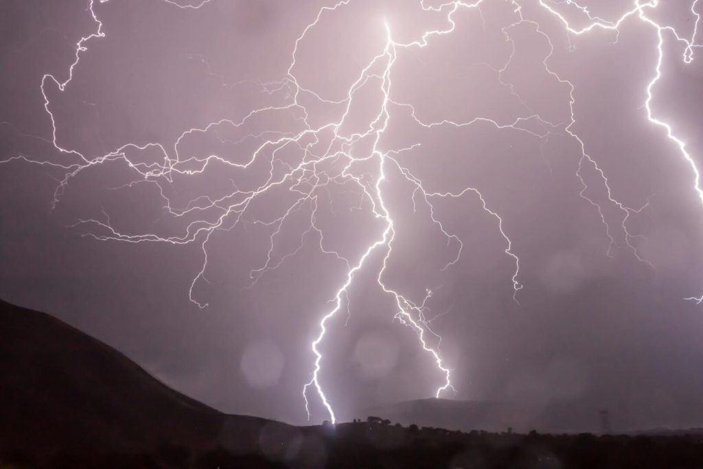 Carta meteo dell’Italia con piogge e rovesci sul Nord e sulle regioni tirreniche il 30 ottobre 2025.