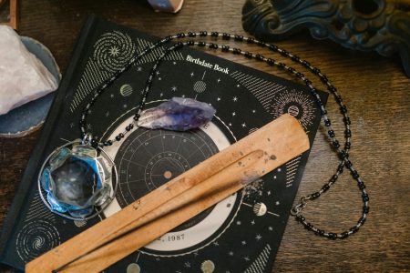 Oroscopo 27 ottobre 2025: previsioni astrologiche del giorno segno per segno su amore, lavoro e fortuna.