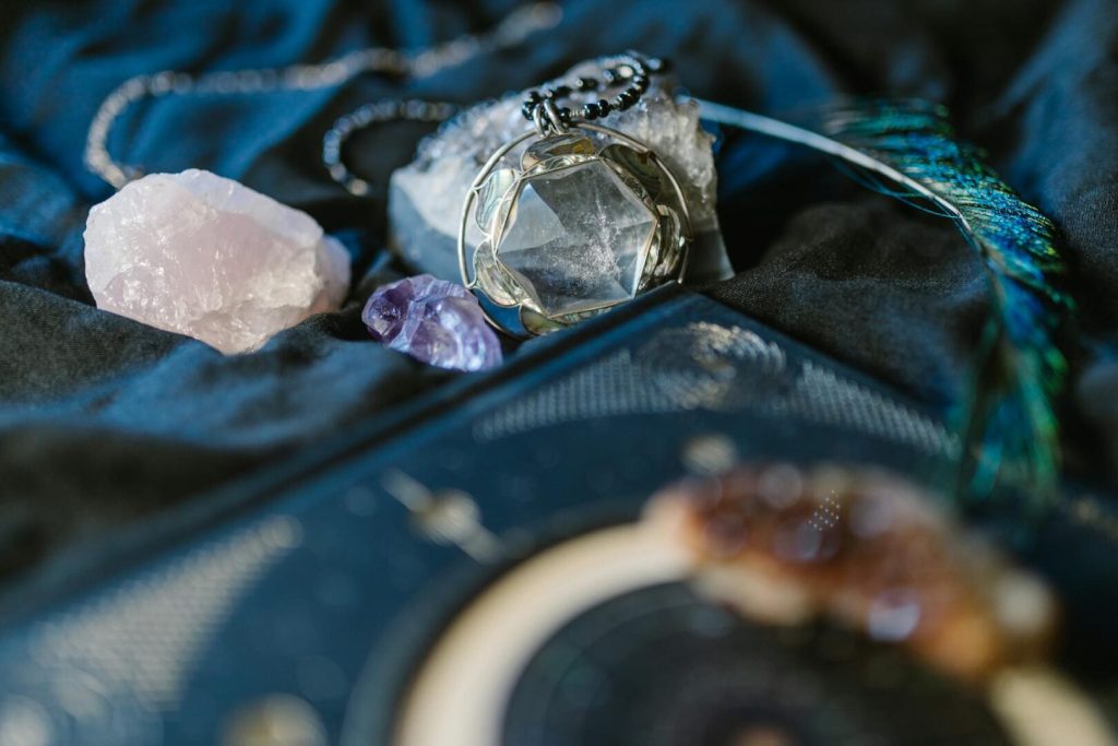 Oroscopo 28 ottobre 2025: amore, lavoro e fortuna segno per segno Ruota zodiacale con i dodici segni e simboli astrologici su sfondo stellato, rappresentazione dell’oroscopo del 28 ottobre 2025