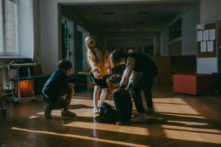 Bullismo a scuola: cause, conseguenze e strategie di prevenzione Bullismo a scuola ragazzi