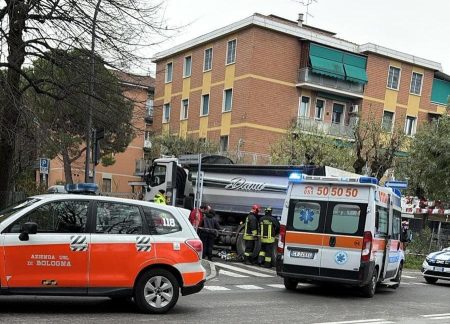 Bologna, tragedia in via dell’Arcoveggio: Viola Mazzotti, 23 anni, muore travolta da un camion mentre è in bici Viola Mazzotti, la giovane vittima dell’incidente in via dell’Arcoveggio a Bologna