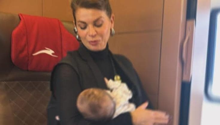 Alessandra Amoroso la cantante torna dopo mesi di silenzio: la foto con la figlia durante il viaggio commuove tutti Scatto dolce della cantante con la figlia durante un viaggio in treno