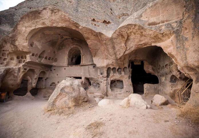 Derinkuyu, la città sotterranea della Cappadocia: storia, visita e fatti verificati La città sotterranea di Derinkuyu in Cappadocia, uno dei misteri archeologici più affascinanti del mondo