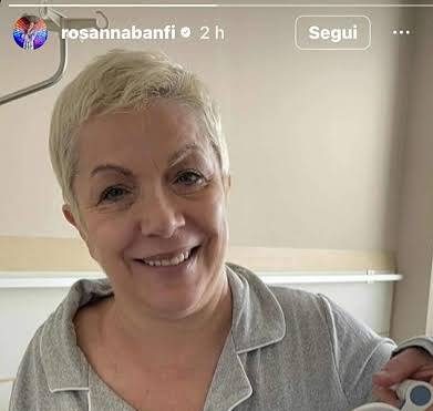 Rosanna Banfi torna a lottare contro il tumore: “Posso superarlo di nuovo” Rosanna Banfi sorride durante la sua battaglia contro il tumore, raccontando la sua forza e determinazione.