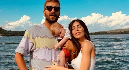 Bianca Atzei e Stefano Corti con il figlio Noa dopo l’annuncio della separazione