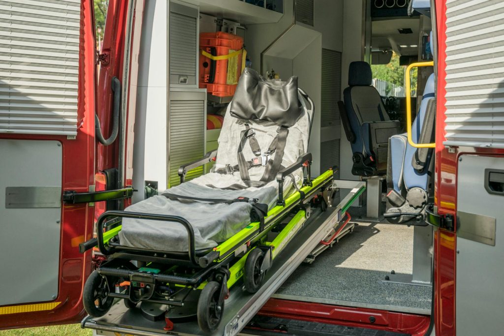 Papa muore tra le braccia del figlio: ambulanza in ritardo di 30 minuti e senza medico a bordo Papà di 57 anni muore tra le braccia del figlio mentre l’ambulanza arriva in ritardo senza medico a bordo