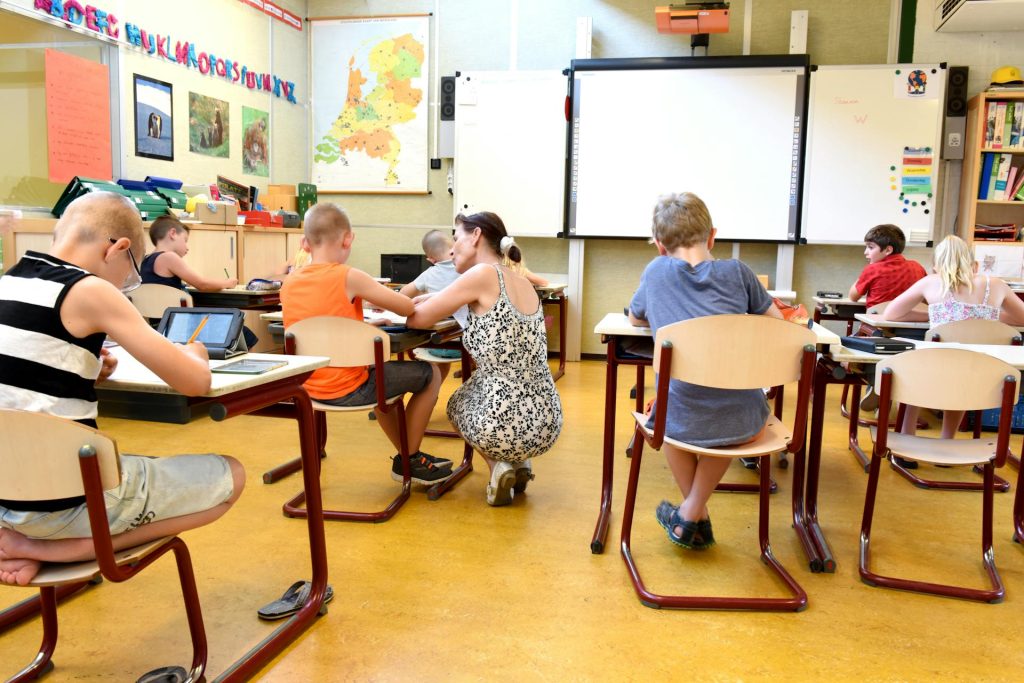 Maestra perde la testa e lancia un diario contro un alunno: labbro spaccato e condanna a Lecce Maestra lancia un diario contro un bambino in classe a Lecce