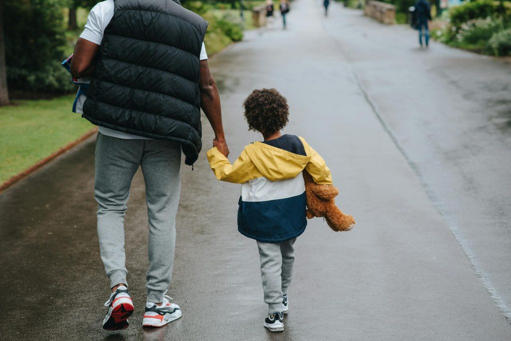 Torino, bambino di 11 anni soccorso da un passante dopo le violenze del padre in via Osasco Bambino di 11 anni vittima di maltrattamenti da parte del padre a Torino