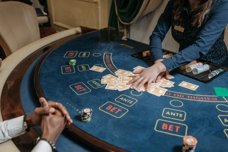 Madre lascia il figlio di 3 anni in auto per 8 ore mentre gioca al casinò: arrestata negli USA Madre arrestata per aver lasciato il figlio in auto mentre giocava al casinò